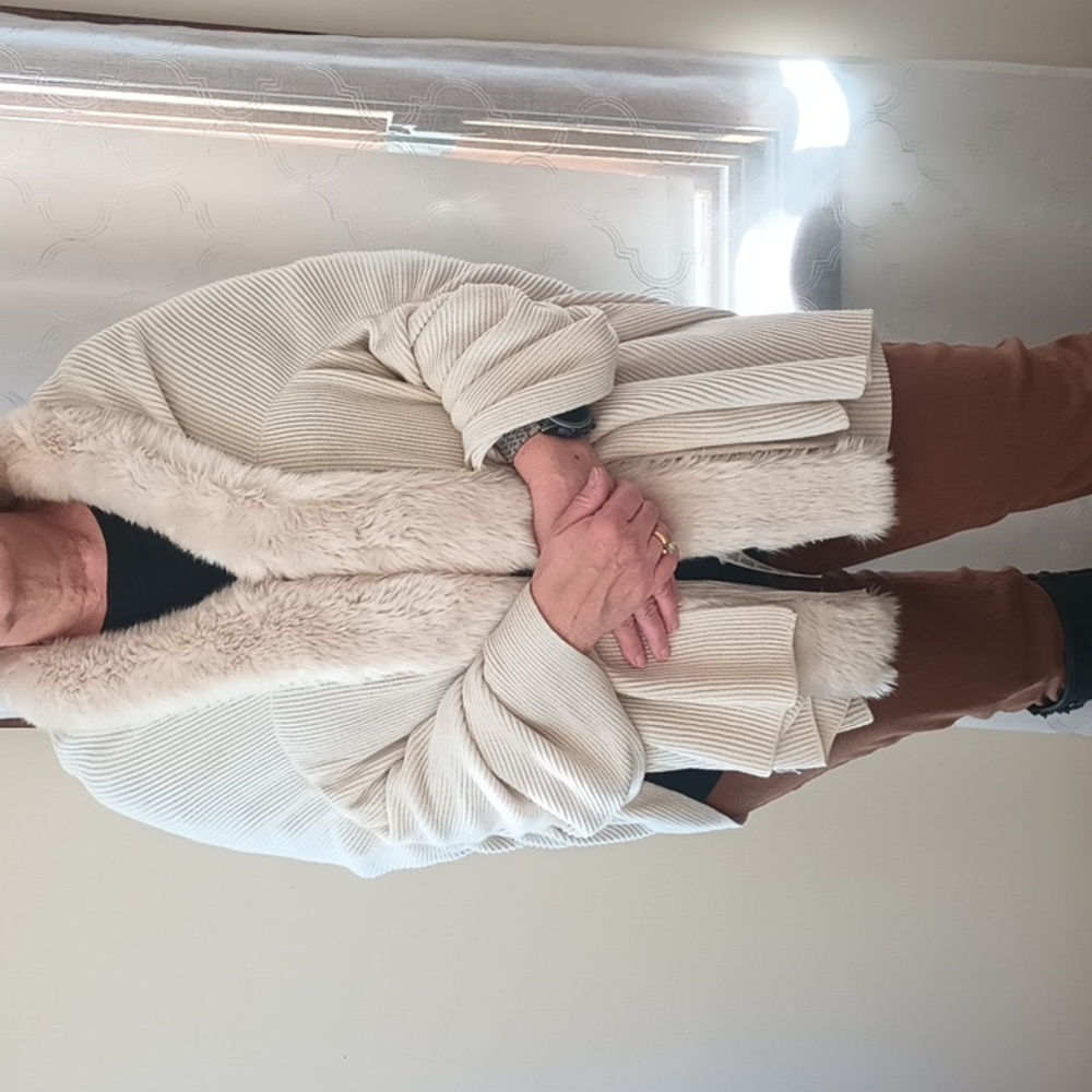 Chic Cream Women's Poncho with Faux Fur Trim - Picture 10 of 10